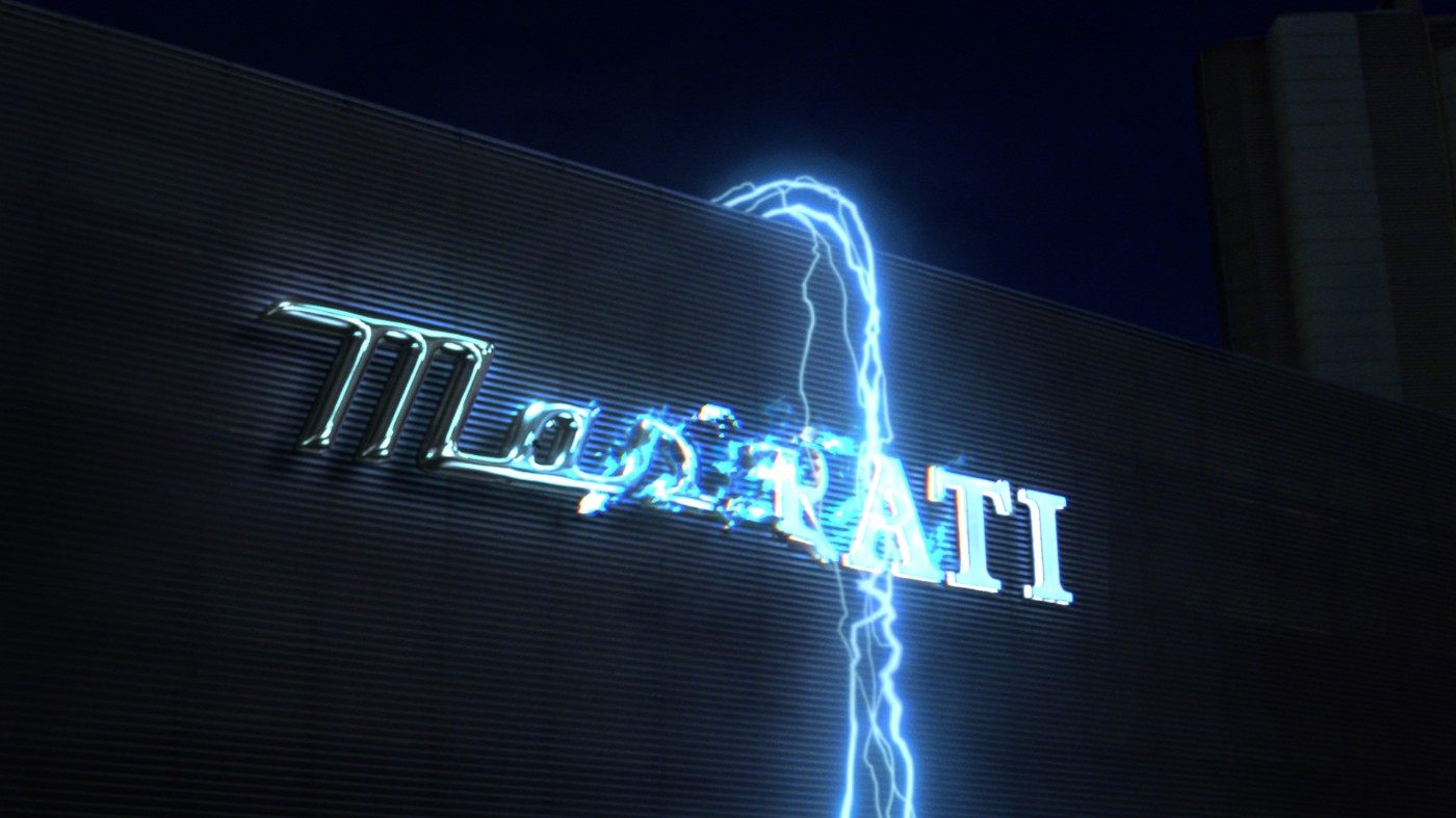 Inscripción Maserati iluminada: mitad en cursiva y mitad en mayúscula