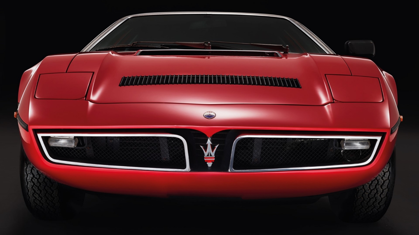 Maserati Bora in rot - Frontansicht mit Klappscheinwerfer - 50. Geburtstag