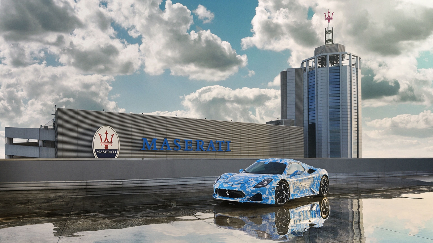 Maserati camouflée devant l'usine Maserati de Modène