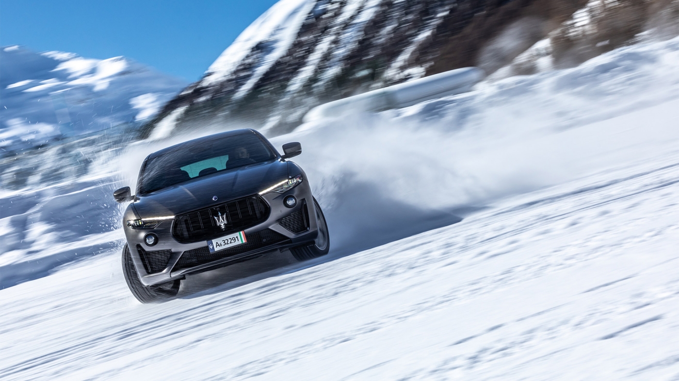 Modèle Maserati en montagne roulant sur la neige et la glace