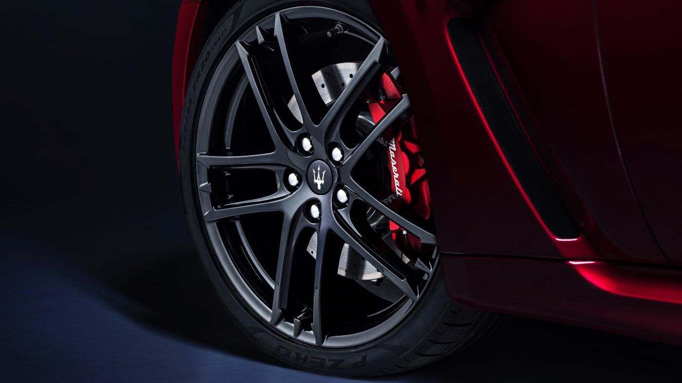 Maserati GranTurismo accessories for rims, red brake caliper