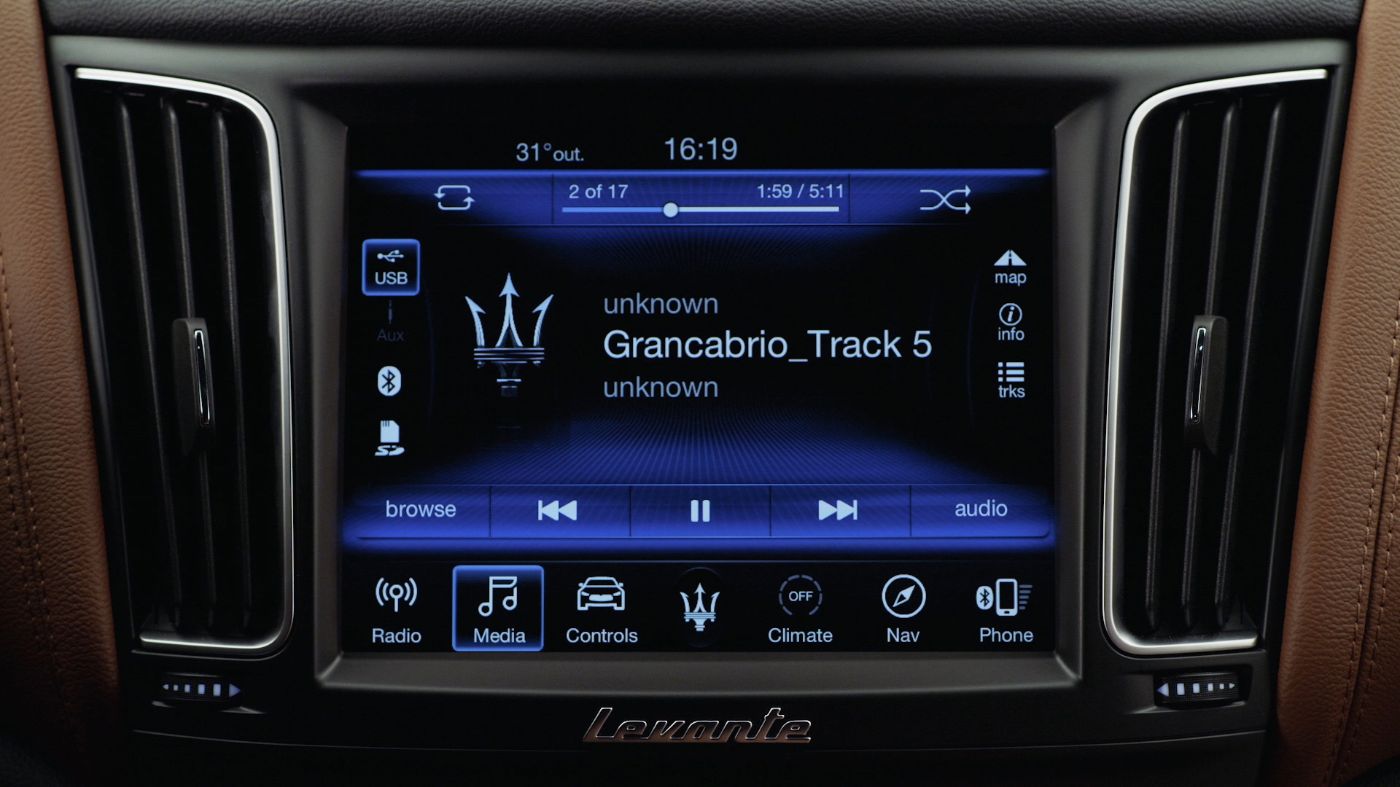 Maserati Video-Anleitung: Musik hören mit USB, SD-Karte, AUX oder Bluetooth