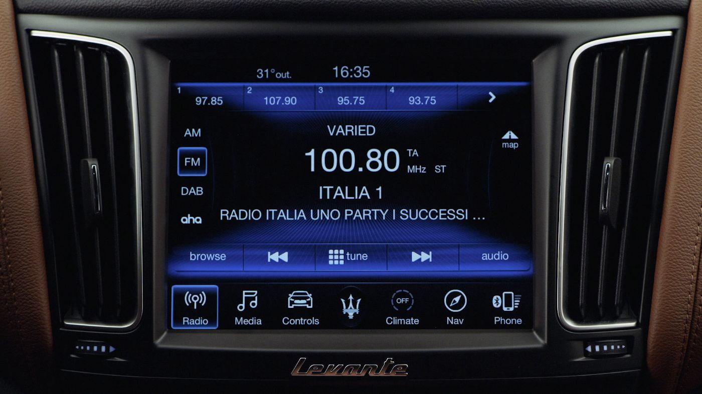 Maserati display and Bluetooth connection: Radio