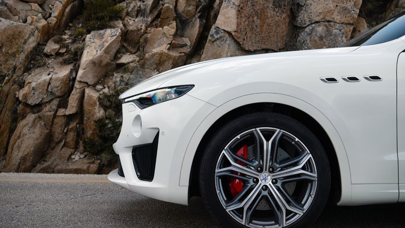 Maserati Levante in Weiß: Felge und roter Bremssattel