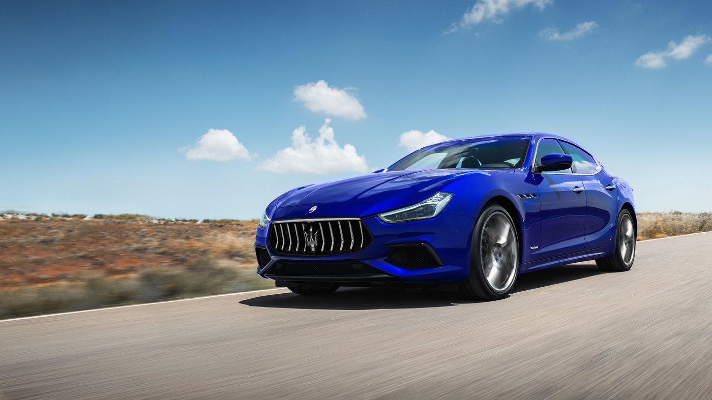 Maserati Ghibli blu in movimento