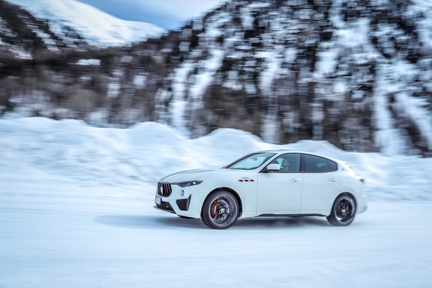Maserati Levante fährt in Schneelandschaft - Der Klang der Leidenschaft