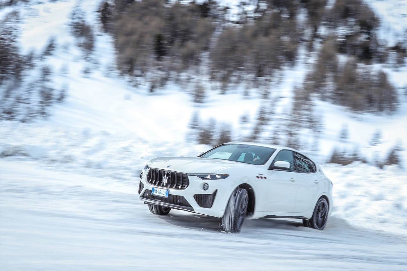 Maserati Levante fährt auf dem Schnee - Seitenansicht
