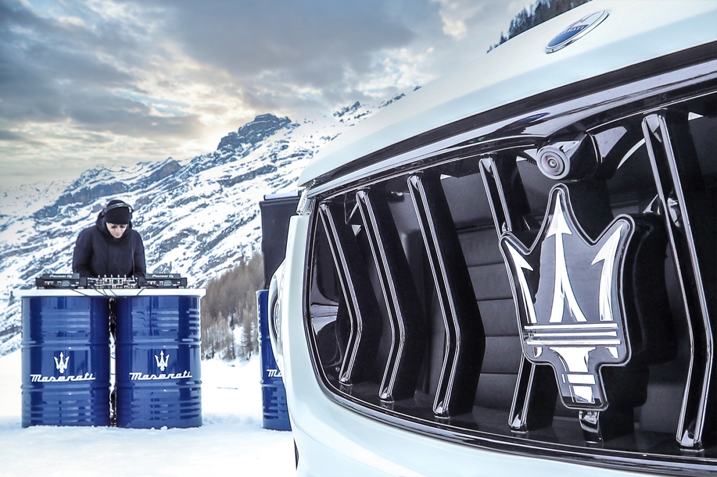 Maserati Levante Kühlergrill - DJ im Hintergrund in den Bergen