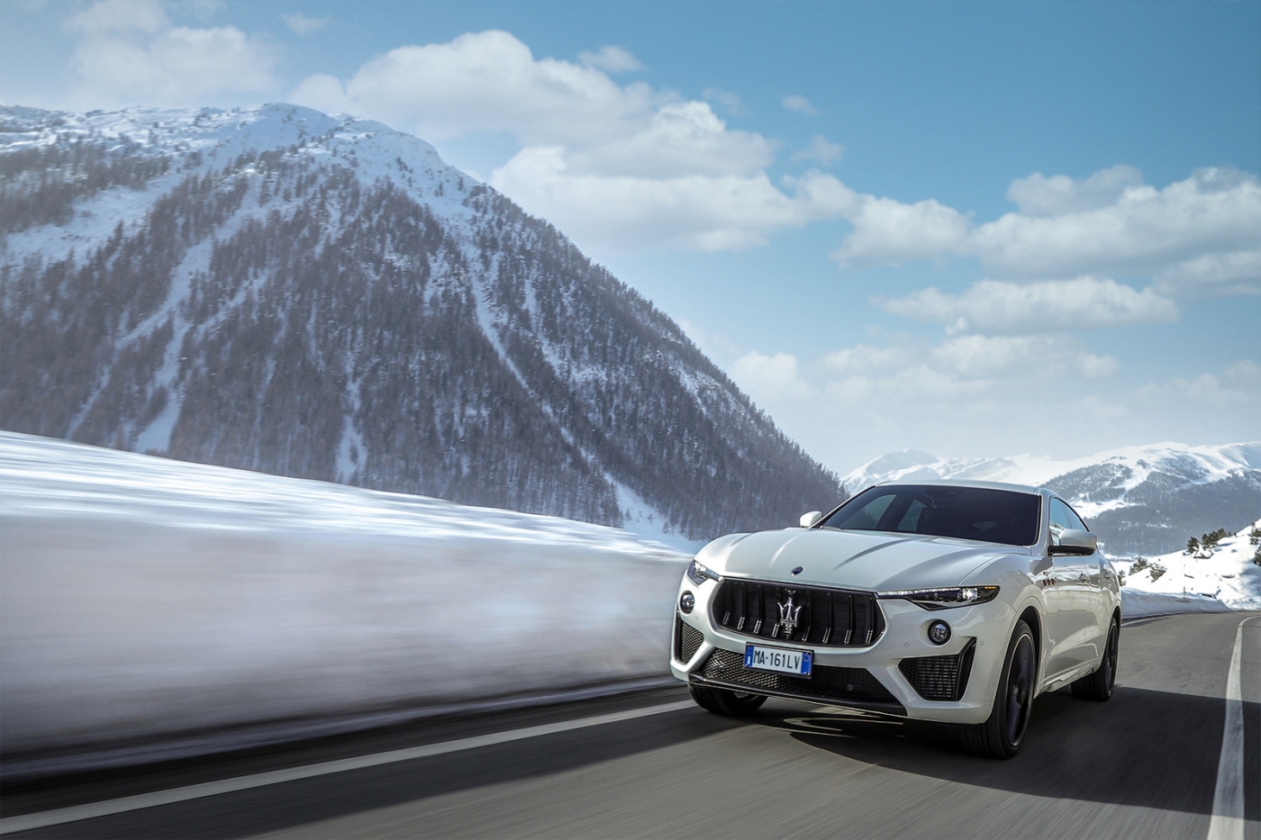 Maserati Levante fährt auf der Straße in Winterlandschaft