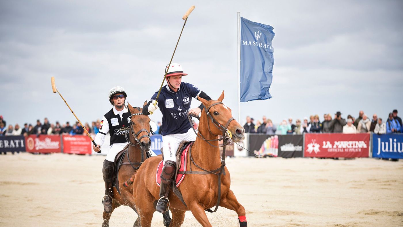 Maserati und Beach Polo World Cup Sylt: Zwei Polospieler während des Spieles