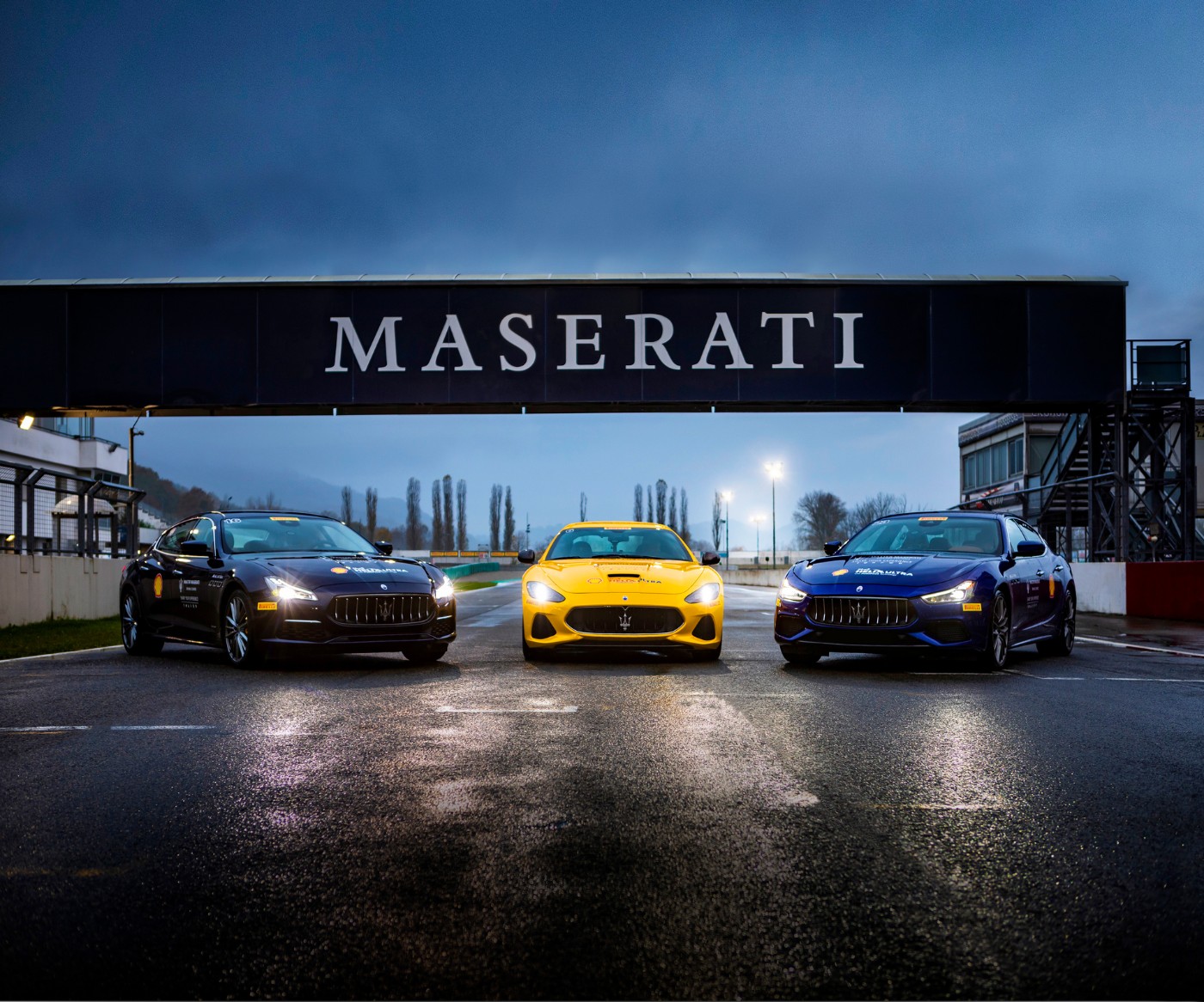 Maserati Fahrtraining: 3 Maserati Fahrzeuge auf einer Rennstrecke