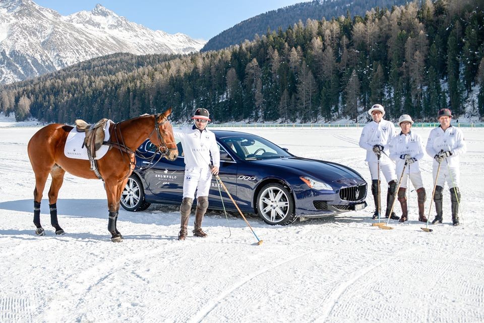 Jugadores de polo en la nieve con Maserati