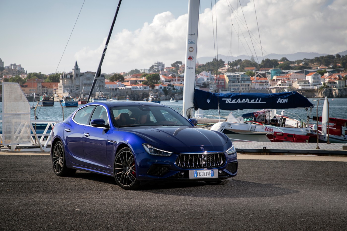 Maserati Ghibli en el puerto de Cascais