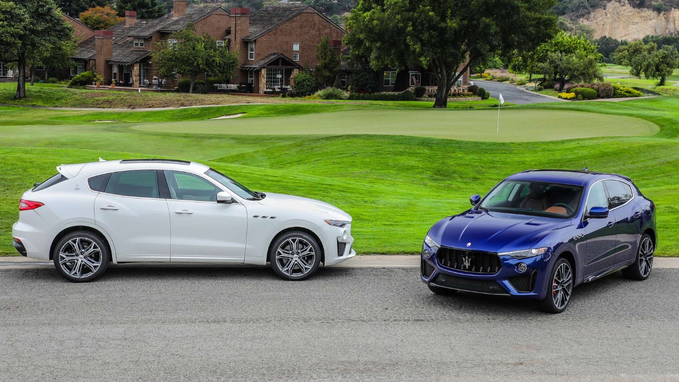 Maserati Levante GTS y Trofeo en un campo de golf en Monterey