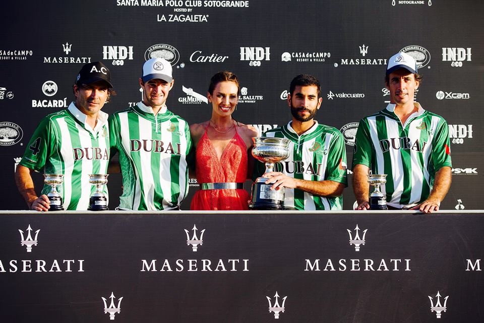 Nieves Álvarez y jugadores de polo con la Copa de Bronce Maserati